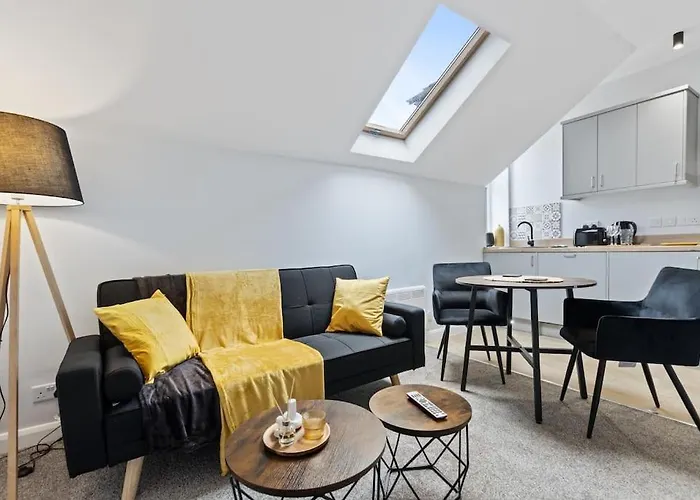 Modern Apartment Free Off Road Parking King Bed Suite 9