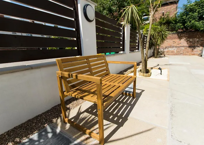 Modern Apartment Free Off Road Parking King Bed Suite 9