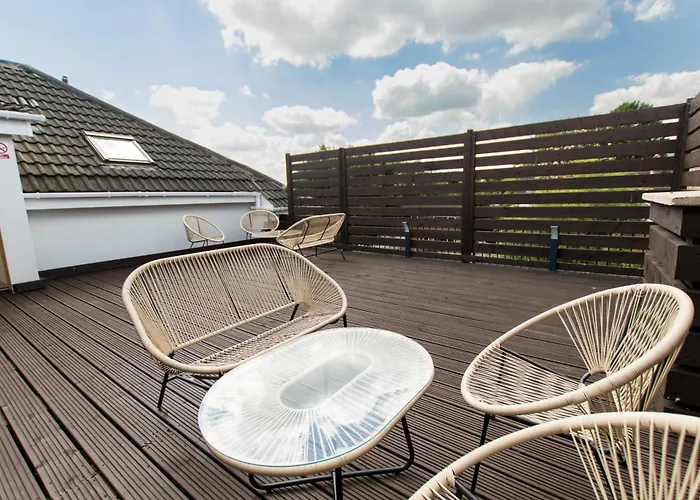 Modern Apartment Free Off Road Parking King Bed Suite 9