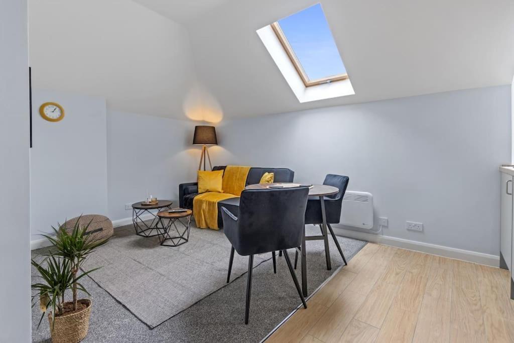 Apartment Modern Free Off Road Parking King Bed 9 *