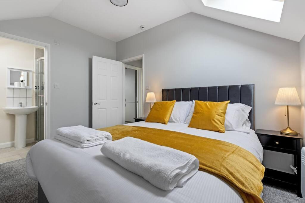 Apartment Modern Free Off Road Parking King Bed 9 *